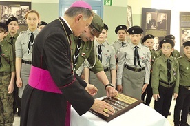 Podczas uroczystości poświęcono sztandar Szczepu Czarnego ZHP im. Bohaterów Państwa Podziemnego.