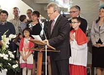 ▲	Henryk Zloch i rodziny Domowego Kościoła podczas jubileuszu.