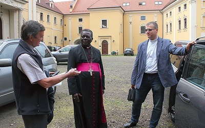 Na dziedzińcu Starego Opactwa w Rudach  (od lewej): ks. Jan Piontek, misjonarz w Togo,  bp Celestin-Marie Gaoua, biskup diecezji Sokodé, i odpowiedzialny za misje w diecezji gliwickiej ks. Maciej Górka.