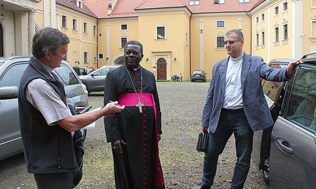 Na dziedzińcu Starego Opactwa w Rudach  (od lewej): ks. Jan Piontek, misjonarz w Togo,  bp Celestin-Marie Gaoua, biskup diecezji Sokodé, i odpowiedzialny za misje w diecezji gliwickiej ks. Maciej Górka.