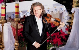 Na koncert „Kolędy  do nieba” w styczniu 2015 r. artysta wpadł, pędząc na koncert w Bielsku-Białej.
