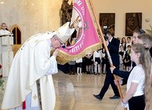 Sztandar szkoły poświęcił bp Andrzej Czaja.