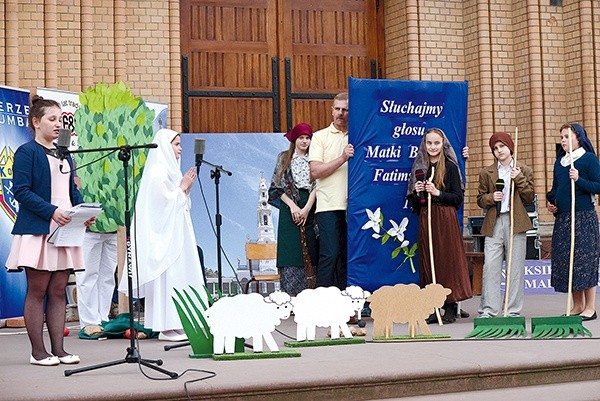 Dzieci z Zakrzówka przygotowały spektakl o objawieniach fatimskich.