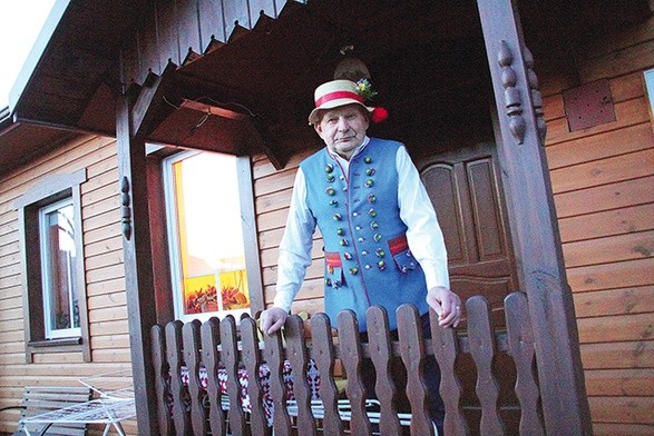 Janusz Błachowicz w stroju dzikowskim na ganku swego domu.