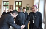 Spotkanie najmłodszych księży z bp. Andrzejem Jeżem
