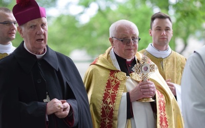 W procesji do kościoła ks. Antoni niósł relikwie dzieci, którym objawiła się Maryja.