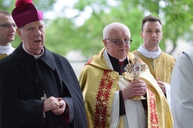 W procesji do kościoła ks. Antoni niósł relikwie dzieci, którym objawiła się Maryja.