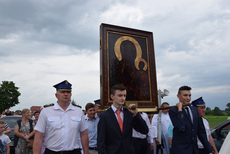 Młodzież z parafii w Mąkolicach niesie ikonę jasnogórską w procesji