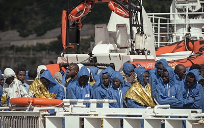 Kwiecień 2017 r. 400 imigrantów z Afryki Subsaharyjskiej uratowanych przez włoską straż przybrzeżną na Morzu Śródziemnym.