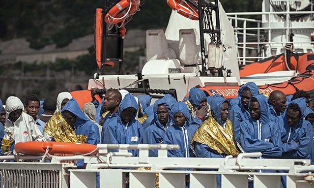 Kwiecień 2017 r. 400 imigrantów z Afryki Subsaharyjskiej uratowanych przez włoską straż przybrzeżną na Morzu Śródziemnym.