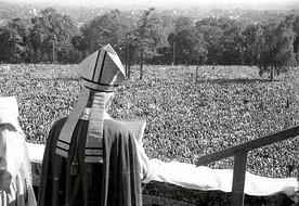 8 września 1946 r. prawie milion Polaków stawiło się pod murami Jasnej Góry, by uczestniczyć w akcie zawierzenia narodu polskiego Niepokalanemu Sercu Maryi. Akt zawierzenia odczytał prymas Polski kard. August Hlond.