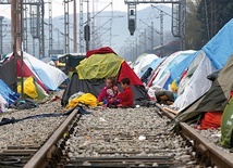 Marzec 2016 r. Zatrzymani przed granicą z Macedonią uchodźcy z Syrii rozbili namioty na torach w pobliżu greckiego miasta Idumeni.