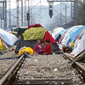 Marzec 2016 r. Zatrzymani przed granicą z Macedonią uchodźcy z Syrii rozbili namioty na torach w pobliżu greckiego miasta Idumeni.