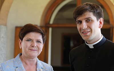 Beata Szydło z synem tuż po prymicyjnej Eucharystii.