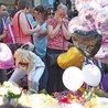 Tydzień po zamachu terrorystycznym plac św. Anny w pobliżu Manchester Arena tonął w kwiatach i zabawkach przynoszonych przez mieszkańców miasta dla uczczenia ofiar.