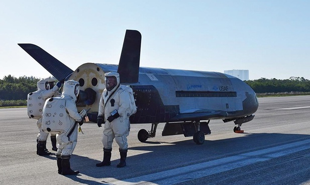 X-37B z wyglądu przypomina prom kosmiczny, ale jest blisko cztery razy mniejszy od niego. Może latać na wysokości nawet 1000 km nad Ziemią.