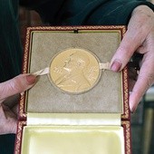 Medal noblowski, który Tomas Tranströmer dostał w 2011 r.