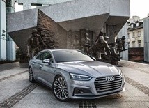 Reklama Audi pod pomnikiem Powstania Warszawskiego - firma przeprasza