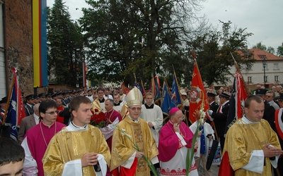 Bp Piotr Libera udaje się w procesji do katedry w czasie swego ingresu jako biskup płocki
