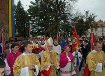 Bp Piotr Libera udaje się w procesji do katedry w czasie swego ingresu jako biskup płocki