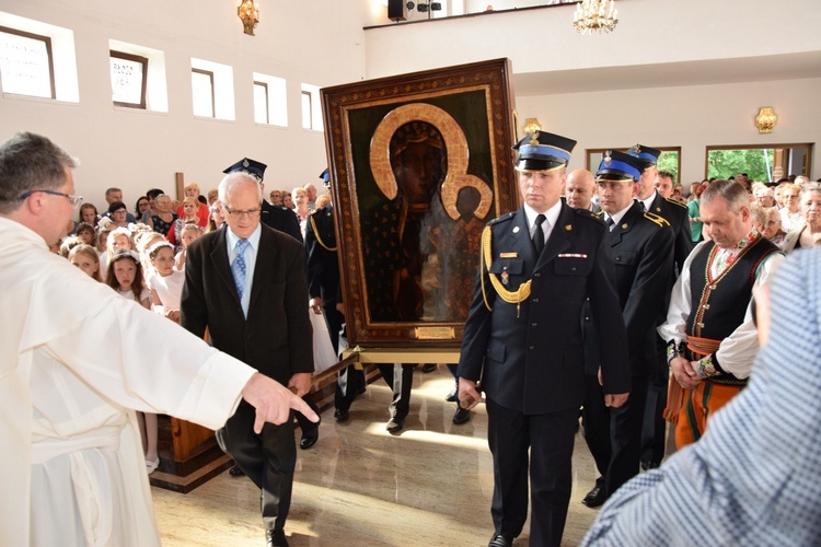 Powitanie ikony MB Częstochowskiej w parafii św. Maksymiliana w Głownie