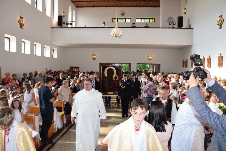 Powitanie ikony MB Częstochowskiej w parafii św. Maksymiliana w Głownie