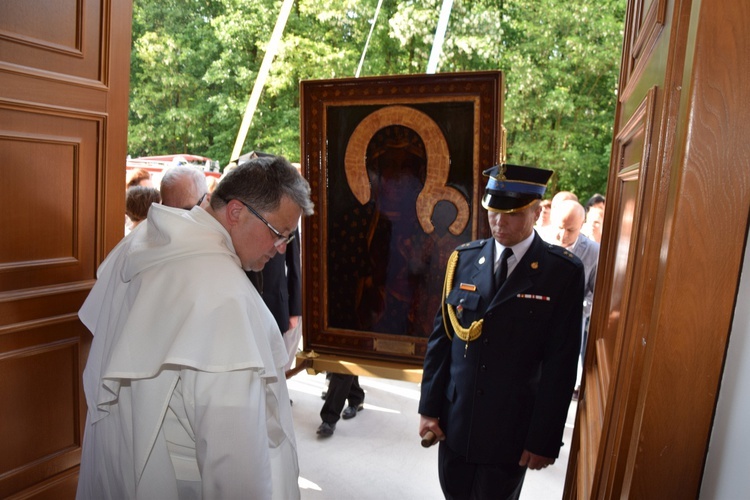 Powitanie ikony MB Częstochowskiej w parafii św. Maksymiliana w Głownie