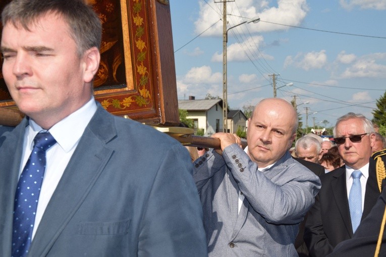 Powitanie ikony MB Częstochowskiej w parafii św. Maksymiliana w Głownie