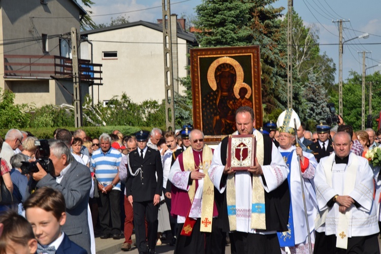 Powitanie ikony MB Częstochowskiej w parafii św. Maksymiliana w Głownie