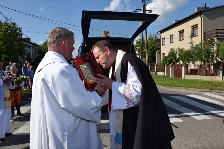 Powitanie ikony MB Częstochowskiej w parafii św. Maksymiliana w Głownie