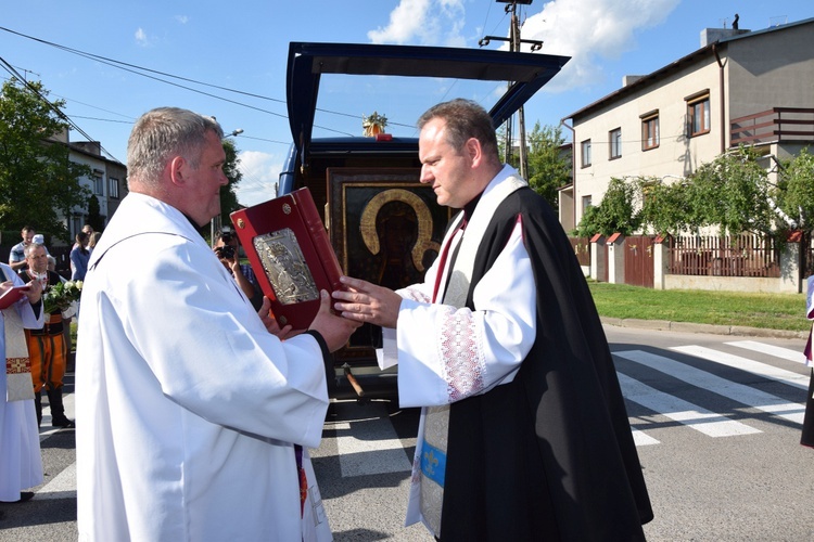 Powitanie ikony MB Częstochowskiej w parafii św. Maksymiliana w Głownie