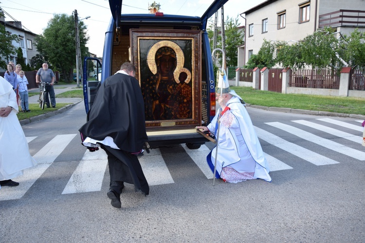 Powitanie ikony MB Częstochowskiej w parafii św. Maksymiliana w Głownie