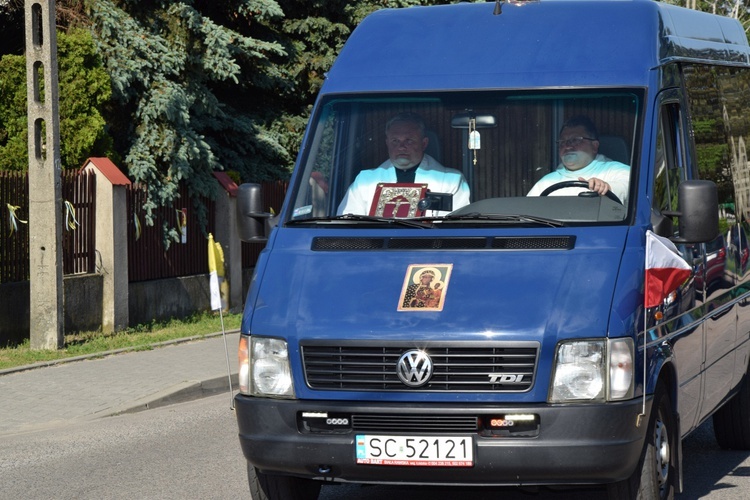 Powitanie ikony MB Częstochowskiej w parafii św. Maksymiliana w Głownie