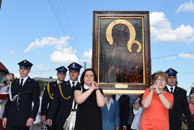 Ikonę jasnogórską w asyście strażaków niosą panie z kół Żywego Różańca