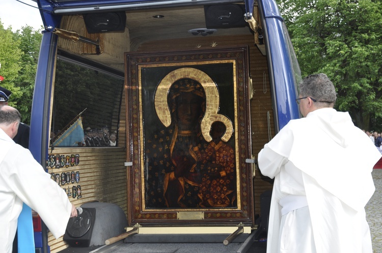 Powitanie ikony MB Częstochowskiej w parafii św. Jakuba w Głownie