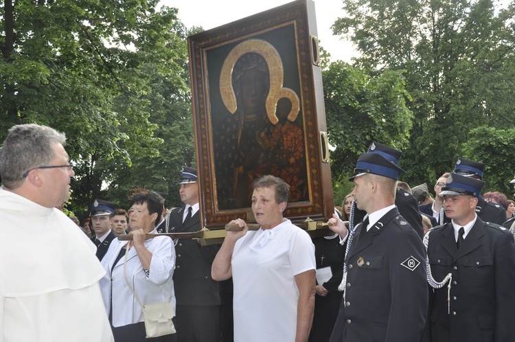 Powitanie ikony MB Częstochowskiej w parafii św. Jakuba w Głownie