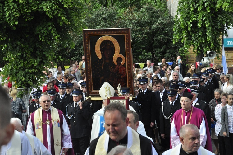 Powitanie ikony MB Częstochowskiej w parafii św. Jakuba w Głownie