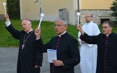 Procesja z zapalonymi świecami to nieodłączny element peregrynacji.