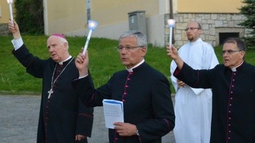 Procesja z zapalonymi świecami to nieodłączny element peregrynacji.