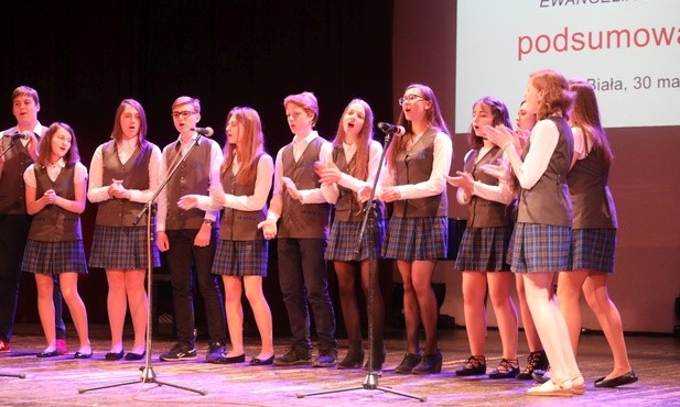 Śpiewa jeden z nagrodzonych w konkursach towarzyszących zespół Katolickiego Gimnazjum z Czechowic-Dziedzic