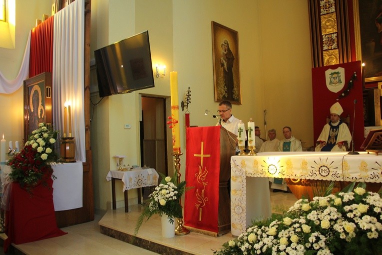 Powitanie ikony MB Częstochowskiej w parafii św. Barbary w Głownie