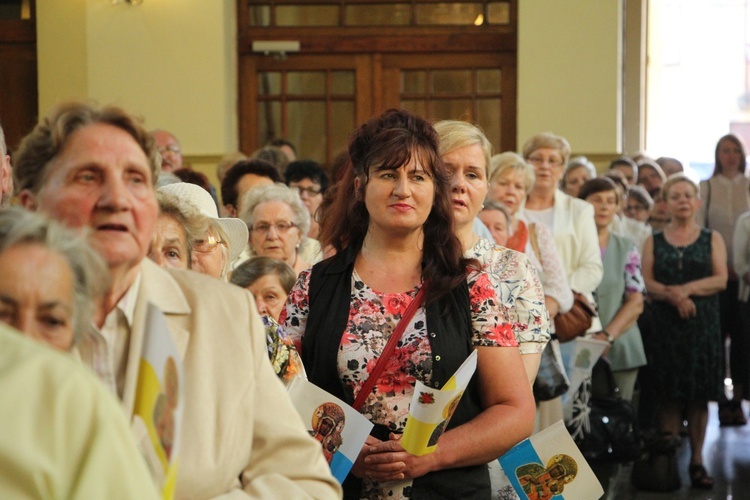 Powitanie ikony MB Częstochowskiej w parafii św. Barbary w Głownie