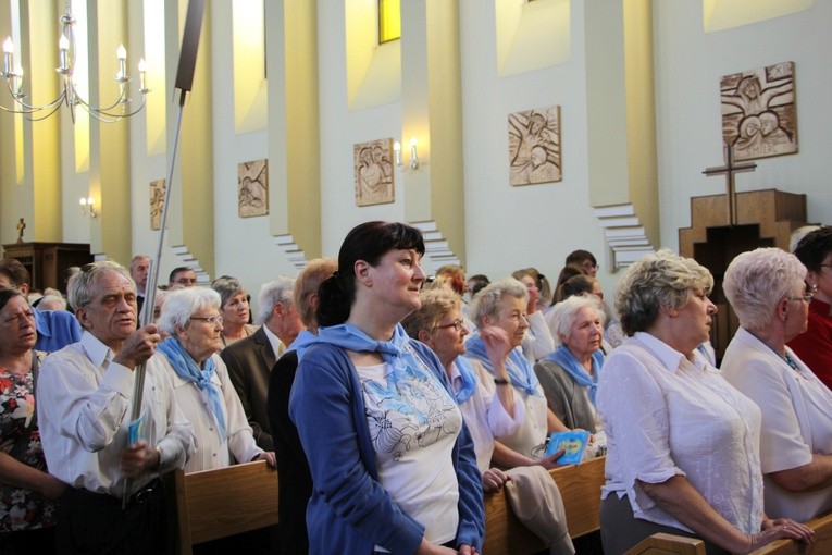Powitanie ikony MB Częstochowskiej w parafii św. Barbary w Głownie