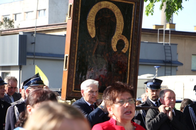 Powitanie ikony MB Częstochowskiej w parafii św. Barbary w Głownie