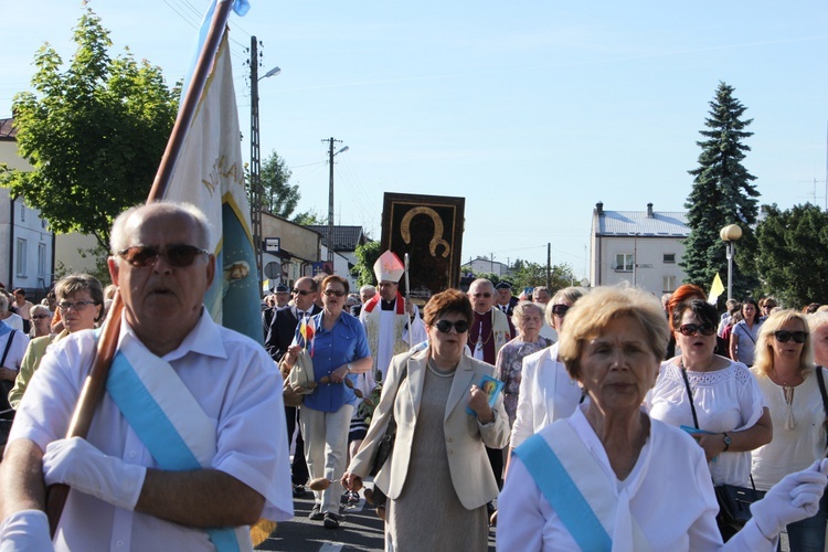 Powitanie ikony MB Częstochowskiej w parafii św. Barbary w Głownie