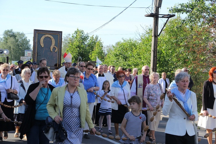 Powitanie ikony MB Częstochowskiej w parafii św. Barbary w Głownie