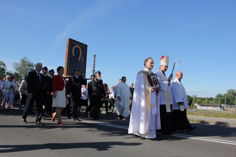 Powitanie ikony MB Częstochowskiej w parafii św. Barbary w Głownie