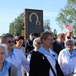 Powitanie ikony MB Częstochowskiej w parafii św. Barbary w Głownie