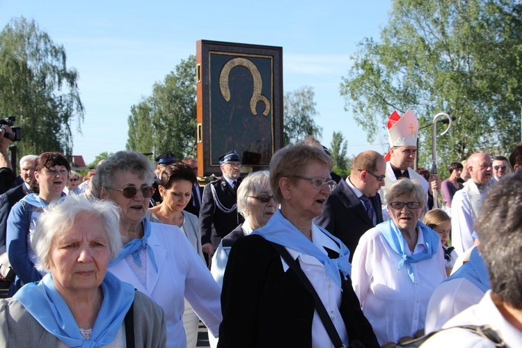 Powitanie ikony MB Częstochowskiej w parafii św. Barbary w Głownie