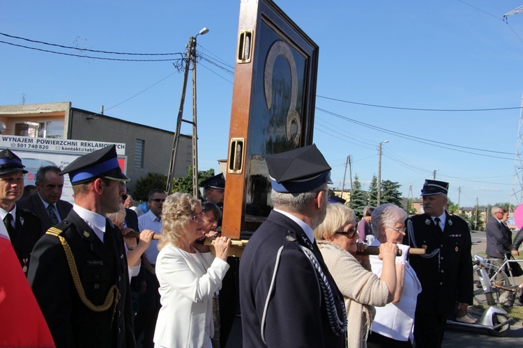 Powitanie ikony MB Częstochowskiej w parafii św. Barbary w Głownie